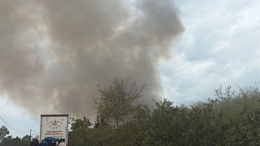 Καλύτερη η εικόνα της φωτιάς στο εργοστάσιο ανακύκλωσης στο Ωραιόκαστρο, επιχειρεί η Πυροσβεστική