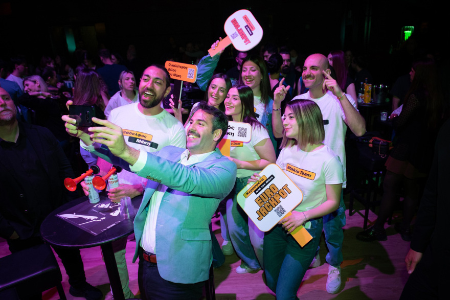 Ο Μάκης που κέρδισε το Eurojackpot «ξαναχτυπά»! Απρόσμενη νυχτερινή εμφάνιση στο Fuzz Club με κέρασμα για όλους τους θαμώνες (vid.) 
