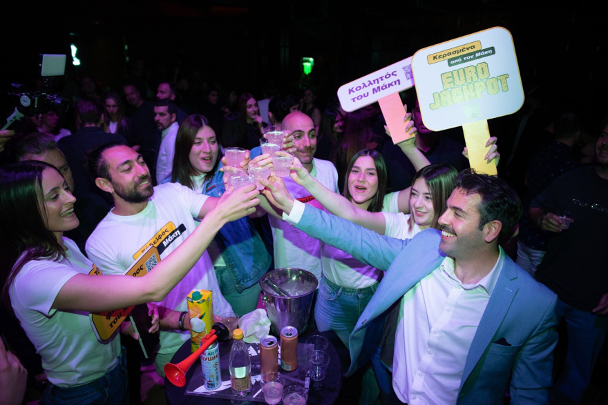 Ο Μάκης που κέρδισε το Eurojackpot «ξαναχτυπά»! Απρόσμενη νυχτερινή εμφάνιση στο Fuzz Club με κέρασμα για όλους τους θαμώνες (vid.) 
