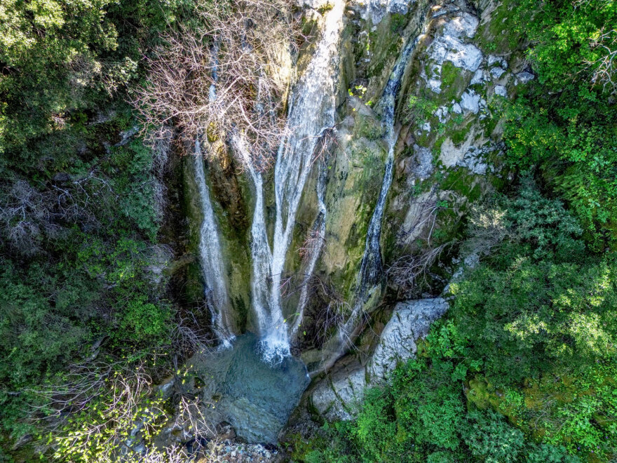 Ένα παραμυθένιο σκηνικό: Οι εντυπωσιακοί καταρράκτες των Νυμφών που μαγεύουν τους επισκέπτες, δείτε εικόνες