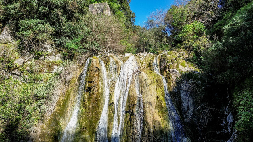 Ένα παραμυθένιο σκηνικό: Οι εντυπωσιακοί καταρράκτες των Νυμφών που μαγεύουν τους επισκέπτες, δείτε εικόνες