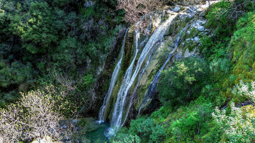 Ένα παραμυθένιο σκηνικό: Οι εντυπωσιακοί καταρράκτες των Νυμφών που μαγεύουν τους επισκέπτες, δείτε εικόνες