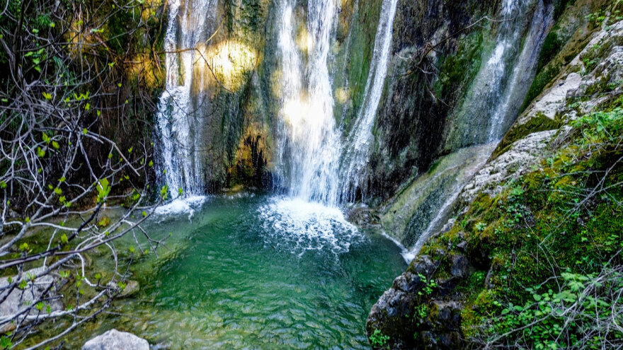 Ένα παραμυθένιο σκηνικό: Οι εντυπωσιακοί καταρράκτες των Νυμφών που μαγεύουν τους επισκέπτες, δείτε εικόνες