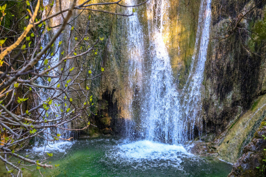 Ένα παραμυθένιο σκηνικό: Οι εντυπωσιακοί καταρράκτες των Νυμφών που μαγεύουν τους επισκέπτες, δείτε εικόνες