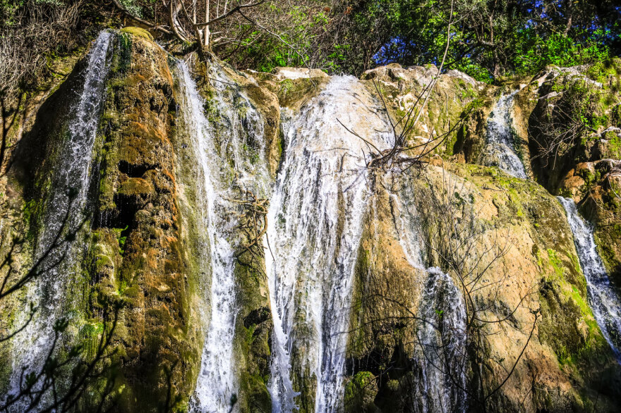 Ένα παραμυθένιο σκηνικό: Οι εντυπωσιακοί καταρράκτες των Νυμφών που μαγεύουν τους επισκέπτες, δείτε εικόνες