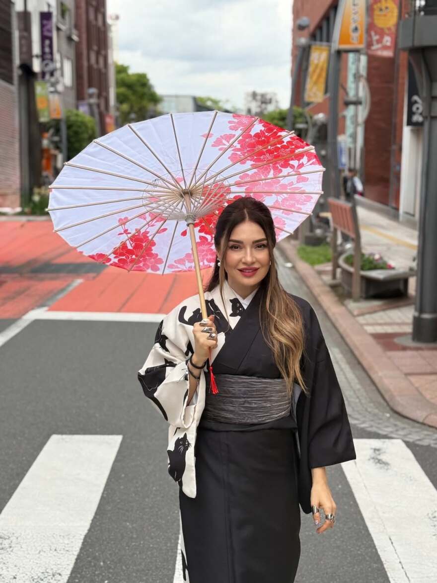 Ταξίδι στην Ιαπωνία για την Αποστολία Ζώη, οι πόζες με παραδοσιακό κιμονό 