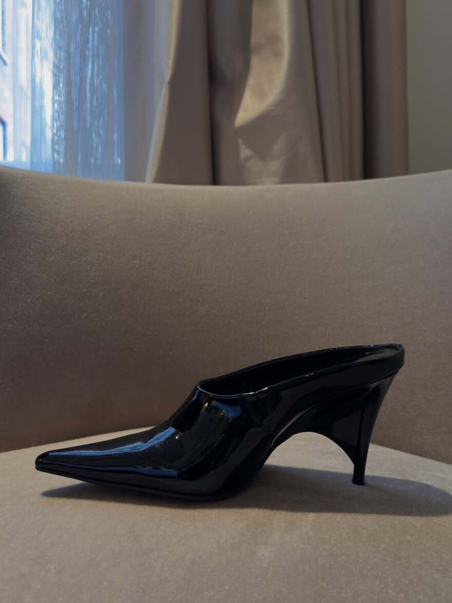 Η Ζενεβιέβ Μαζαρί χοροπηδάει ενθουσιασμένη πάνω στο κρεβάτι φορώντας το νυχτικό της, δείτε βίντεο