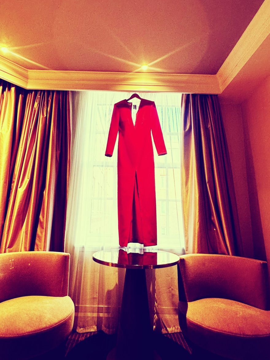 Η Ζενεβιέβ Μαζαρί χοροπηδάει ενθουσιασμένη πάνω στο κρεβάτι φορώντας το νυχτικό της, δείτε βίντεο