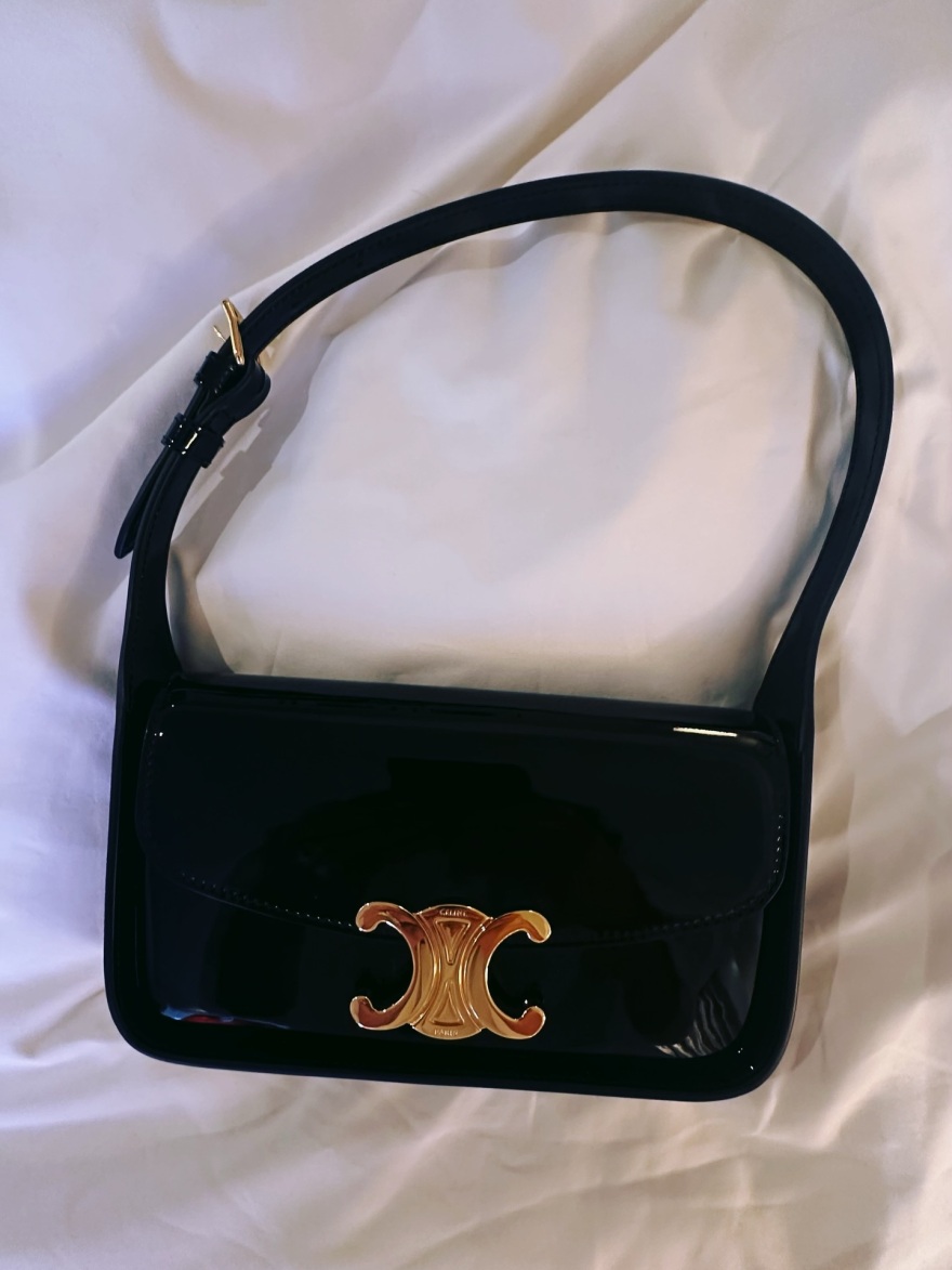 Η Ζενεβιέβ Μαζαρί χοροπηδάει ενθουσιασμένη πάνω στο κρεβάτι φορώντας το νυχτικό της, δείτε βίντεο