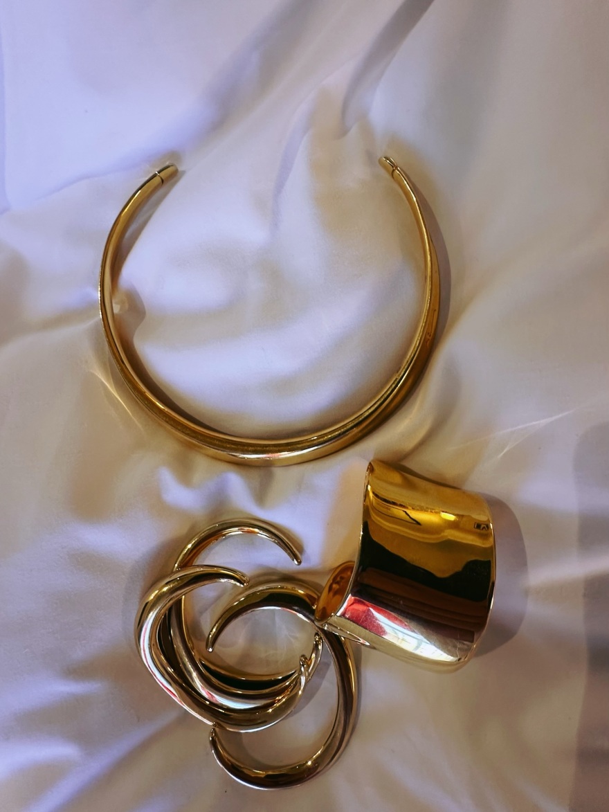 Η Ζενεβιέβ Μαζαρί χοροπηδάει ενθουσιασμένη πάνω στο κρεβάτι φορώντας το νυχτικό της, δείτε βίντεο