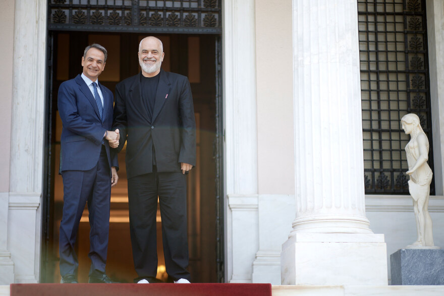 Εντι Ράμα: Απολογήθηκε στον Μητσοτάκη για την αμφίεσή του, «ζητώ συγγνώμη που δεν είμαι ντυμένος τόσο επίσημα όσο εσείς»