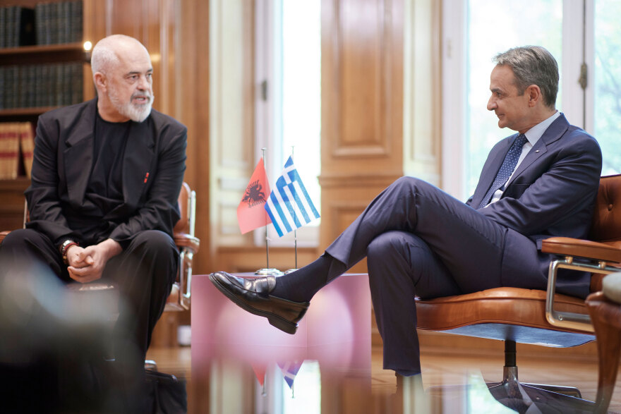 Εντι Ράμα: Απολογήθηκε στον Μητσοτάκη για την αμφίεσή του, «ζητώ συγγνώμη που δεν είμαι ντυμένος τόσο επίσημα όσο εσείς»