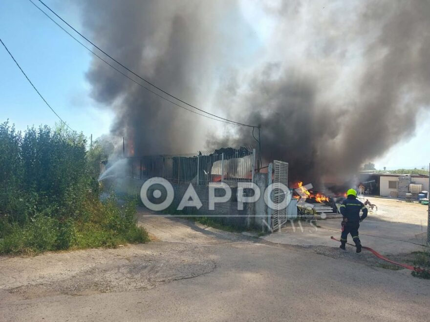 Υπό μερικό έλεγχο η φωτιά σε μάντρα οικοδομικών υλικών στη Νέα Είσοδο Καλαμάτας, δείτε βίντεο
