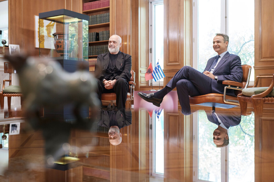 Εντι Ράμα: Απολογήθηκε στον Μητσοτάκη για την αμφίεσή του, «ζητώ συγγνώμη που δεν είμαι ντυμένος τόσο επίσημα όσο εσείς»