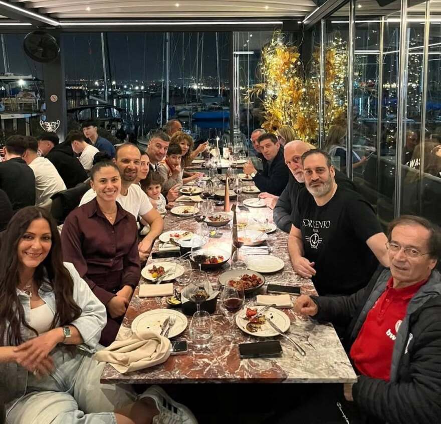 Ο Πίτερς έκανε το τραπέζι στους έφηβους πρωταθλητές Ελλάδας του Ολυμπιακού στο εστιατόριό του στο Μικρολίμανο