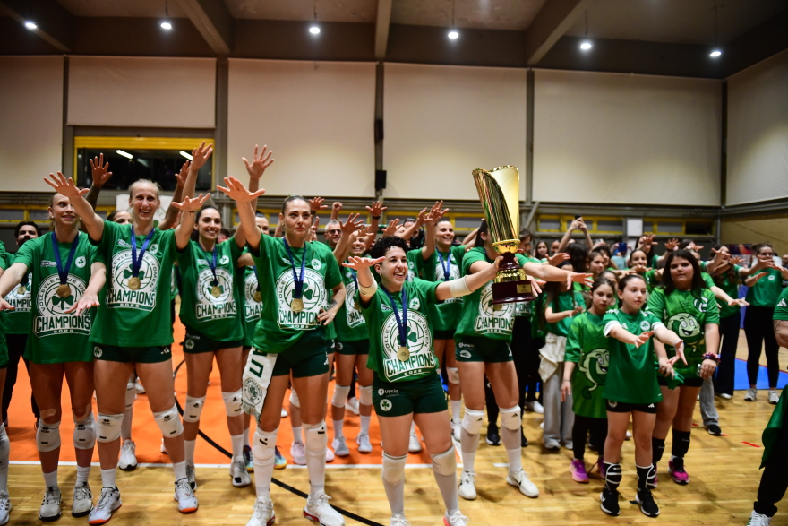 Παναθηναϊκός: Σήκωσε την κούπα, δάκρυσε και αποθεώθηκε η Πέννυ Ρόγκα, βίντεο και φωτογραφίες 