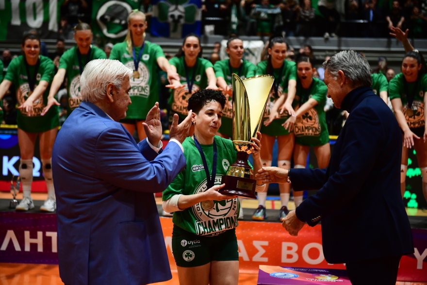 Παναθηναϊκός: Σήκωσε την κούπα, δάκρυσε και αποθεώθηκε η Πέννυ Ρόγκα, βίντεο και φωτογραφίες 