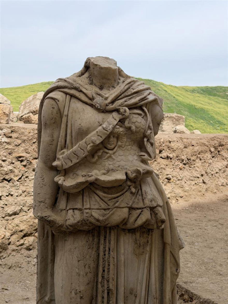 Ανακαλύφθηκε ακέφαλο μαρμάρινο άγαλμα της θεάς Αθηνάς στην αρχαία ελληνική πόλη της Λαοδίκειας στην Τουρκία, δείτε βίντεο και φωτογραφίες