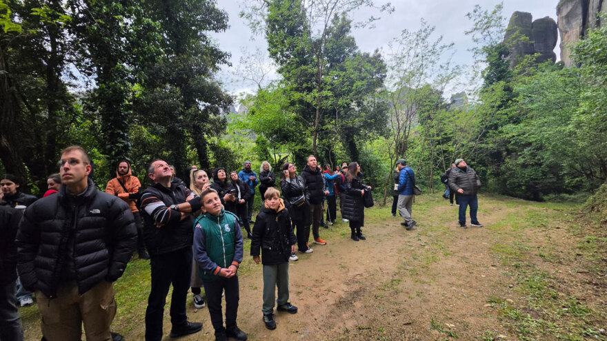 Αναβιώνει το έθιμο των «Μαντηλάδων» στα Μετέωρα με αναρριχήσεις στον βράχο του Αγίου Γεωργίου, δείτε εικόνες
