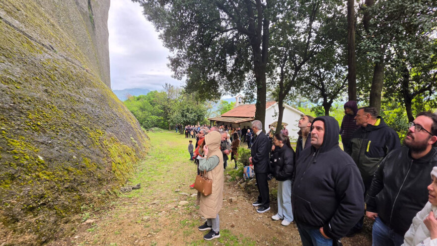 Αναβιώνει το έθιμο των «Μαντηλάδων» στα Μετέωρα με αναρριχήσεις στον βράχο του Αγίου Γεωργίου, δείτε εικόνες
