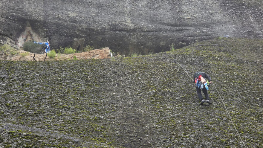 Αναβιώνει το έθιμο των «Μαντηλάδων» στα Μετέωρα με αναρριχήσεις στον βράχο του Αγίου Γεωργίου, δείτε εικόνες
