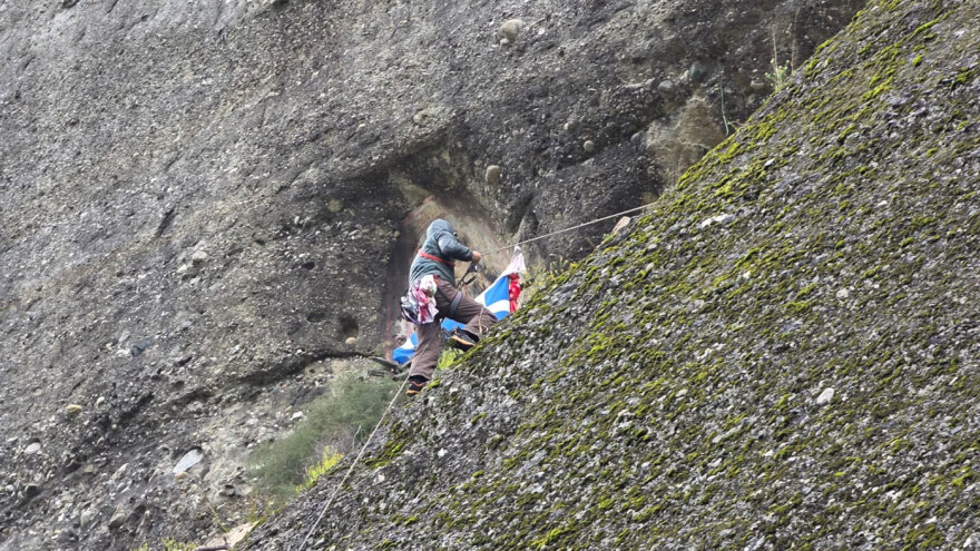 Αναβιώνει το έθιμο των «Μαντηλάδων» στα Μετέωρα με αναρριχήσεις στον βράχο του Αγίου Γεωργίου, δείτε εικόνες
