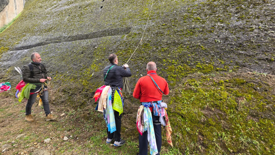 Αναβιώνει το έθιμο των «Μαντηλάδων» στα Μετέωρα με αναρριχήσεις στον βράχο του Αγίου Γεωργίου, δείτε εικόνες
