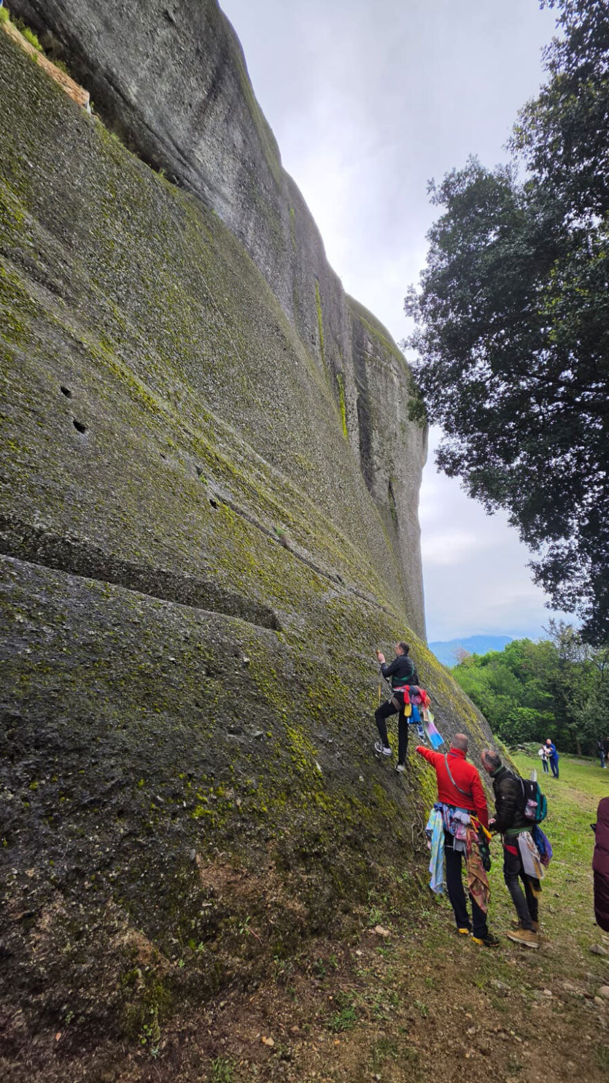 Αναβιώνει το έθιμο των «Μαντηλάδων» στα Μετέωρα με αναρριχήσεις στον βράχο του Αγίου Γεωργίου, δείτε εικόνες
