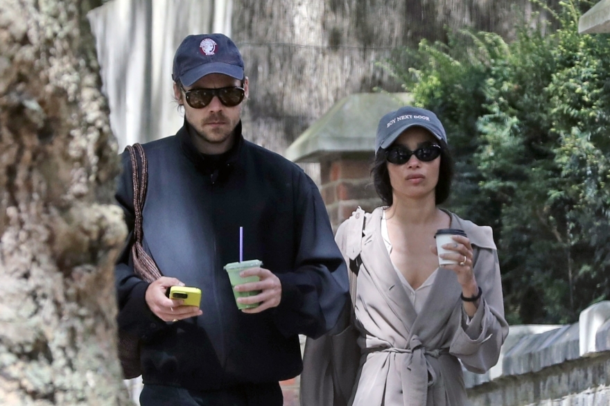 Χάρι Στάιλς και η Ζόι Κράβιτζ: Τα φιλιά στη μέση του δρόμου και το δαχτυλίδι που άναψε φωτιές για κρυφό αρραβώνα
