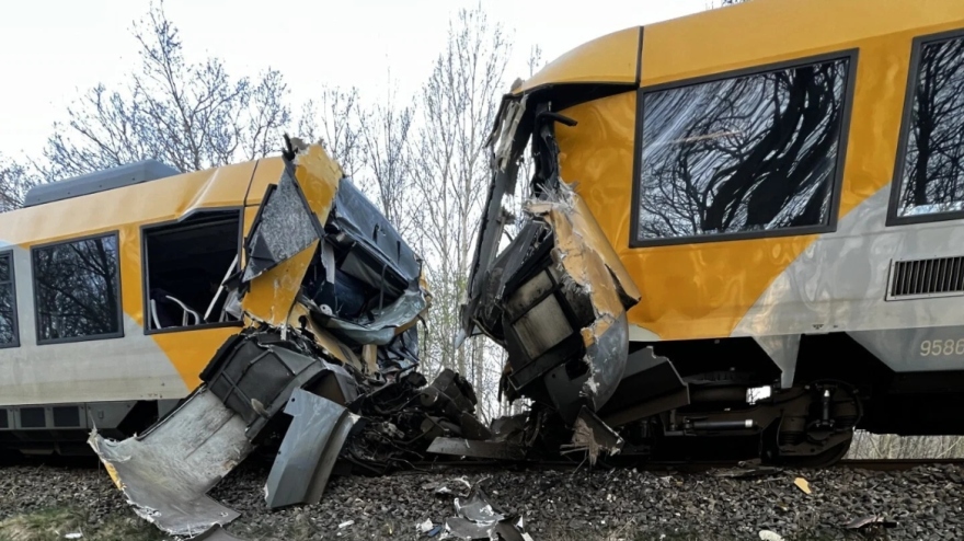 Μετωπική σύγκρουση τρένων στη Δανία με πολλούς τραυματίες, δείτε εικόνες από το σημείο