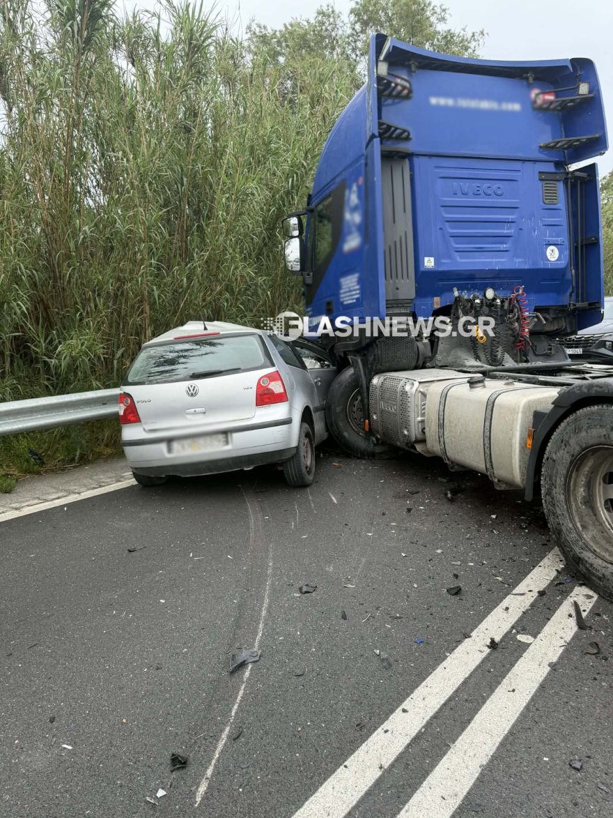 Bαριά τραυματισμένος απεγκλωβίστηκε οδηγός ΙΧ μετά από σύγκρουση με νταλίκα στον ΒΟΑΚ, δείτε φωτογραφίες
