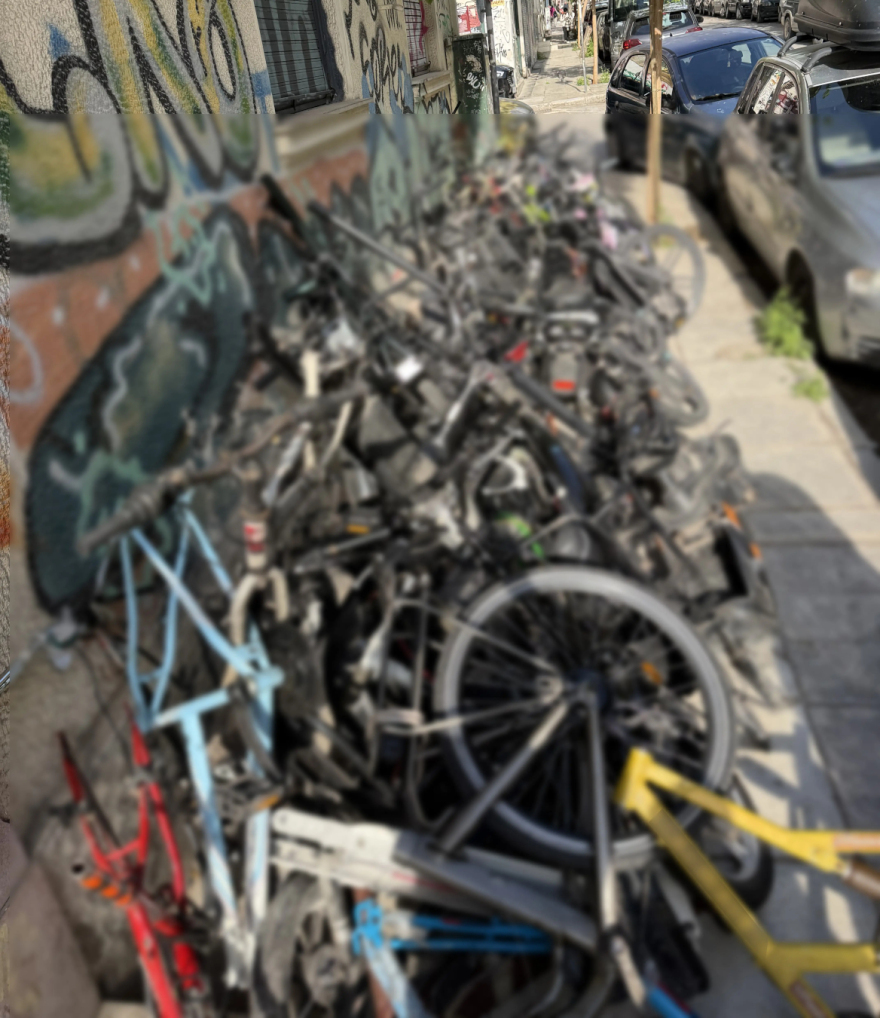 Αποθήκευαν και αποσυναρμολογούσαν κλεμμένα δίκυκλα σε διαμέρισμα στον Άγιο Παντελεήμονα
