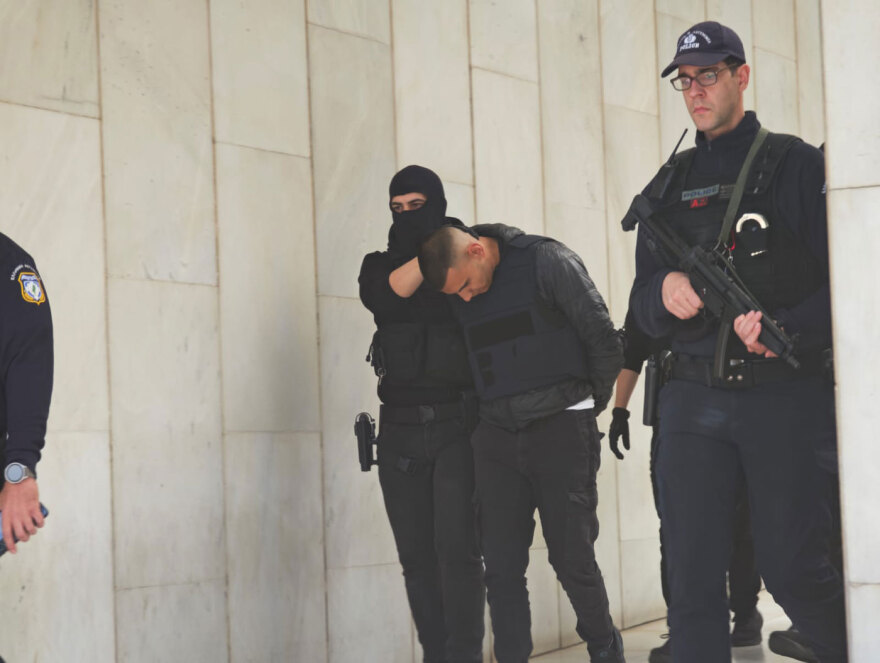 Με σκυμμένα κεφάλια ο 20χρονος, ο 18χρονος και τα δύο κορίτσια στον εισαγγελέα για τη δολοφονία του 27χρονου στον Άγιο Δημήτριο