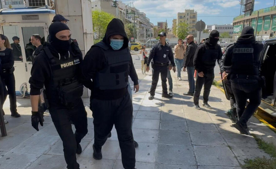 Με σκυμμένα κεφάλια ο 20χρονος, ο 18χρονος και τα δύο κορίτσια στον εισαγγελέα για τη δολοφονία του 27χρονου στον Άγιο Δημήτριο