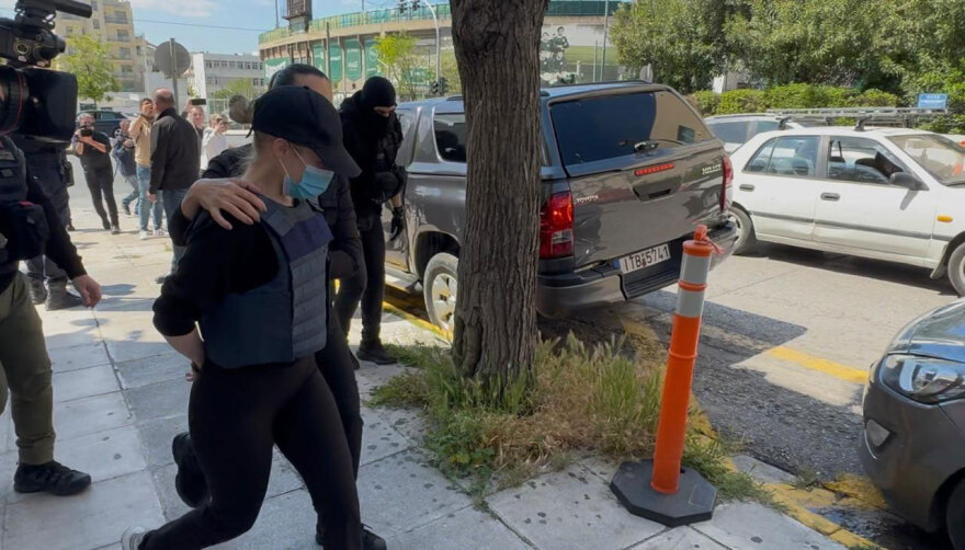 Με σκυμμένα κεφάλια ο 20χρονος, ο 18χρονος και τα δύο κορίτσια στον εισαγγελέα για τη δολοφονία του 27χρονου στον Άγιο Δημήτριο