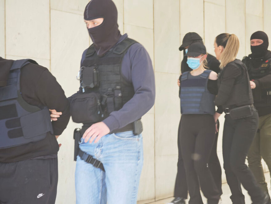 Με σκυμμένα κεφάλια ο 20χρονος, ο 18χρονος και τα δύο κορίτσια στον εισαγγελέα για τη δολοφονία του 27χρονου στον Άγιο Δημήτριο