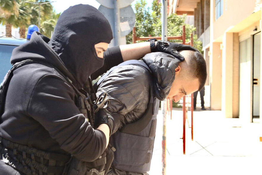 Με σκυμμένα κεφάλια ο 20χρονος, ο 18χρονος και τα δύο κορίτσια στον εισαγγελέα για τη δολοφονία του 27χρονου στον Άγιο Δημήτριο