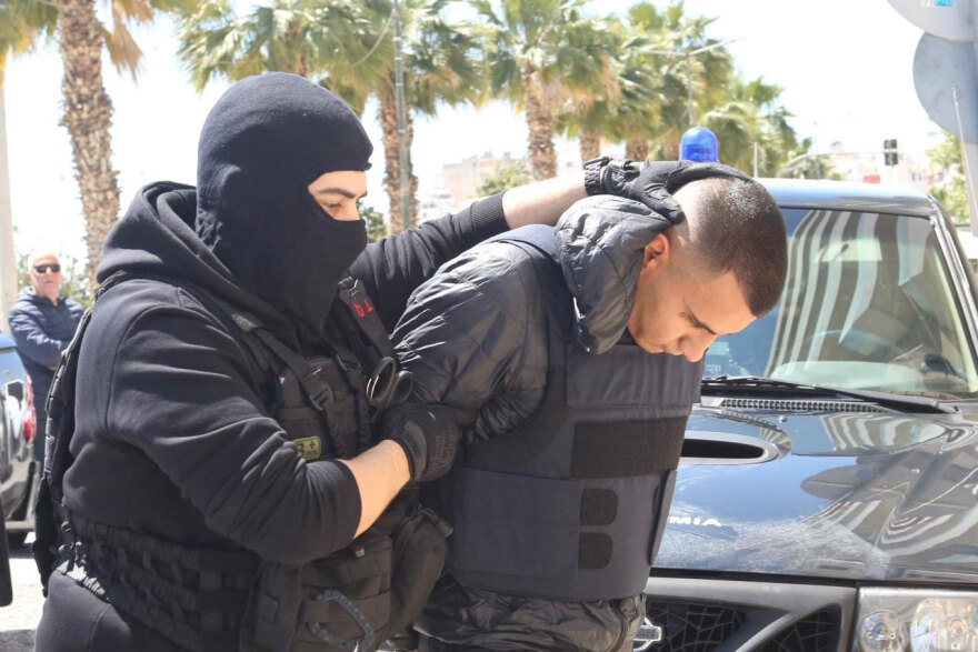 Με σκυμμένα κεφάλια ο 20χρονος, ο 18χρονος και τα δύο κορίτσια στον εισαγγελέα για τη δολοφονία του 27χρονου στον Άγιο Δημήτριο