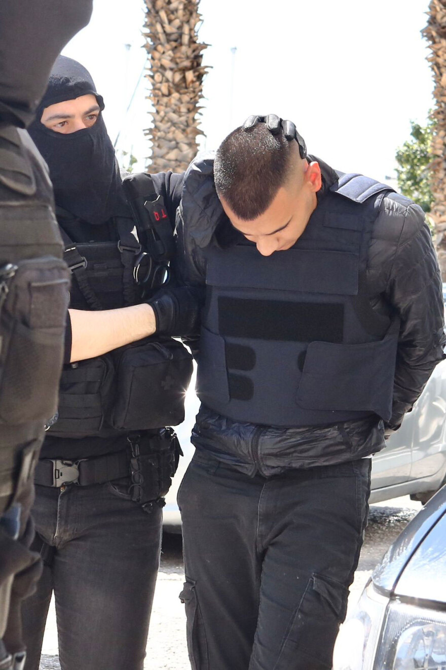 Με σκυμμένα κεφάλια ο 20χρονος, ο 18χρονος και τα δύο κορίτσια στον εισαγγελέα για τη δολοφονία του 27χρονου στον Άγιο Δημήτριο