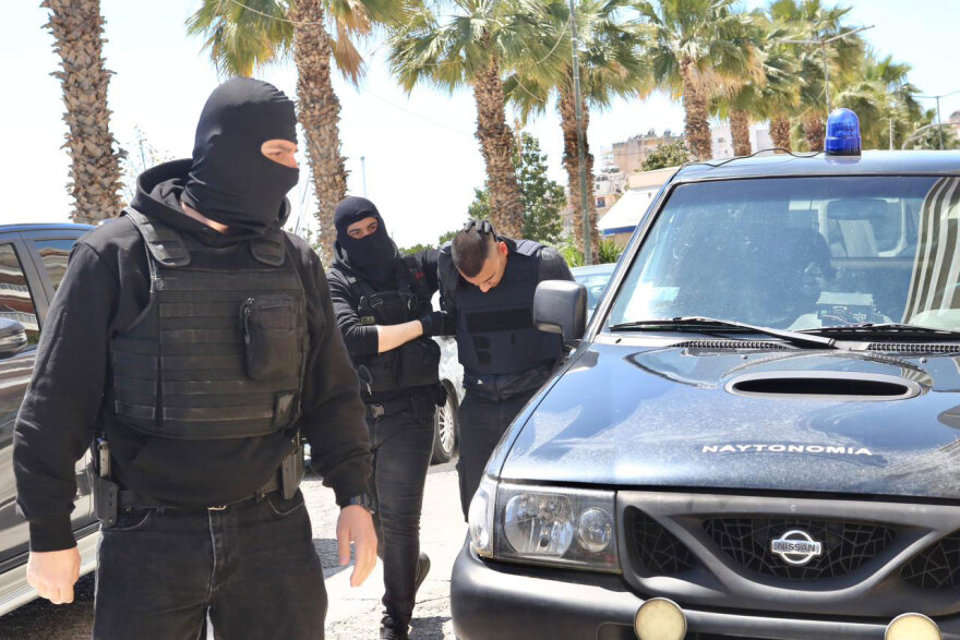 Με σκυμμένα κεφάλια ο 20χρονος, ο 18χρονος και τα δύο κορίτσια στον εισαγγελέα για τη δολοφονία του 27χρονου στον Άγιο Δημήτριο