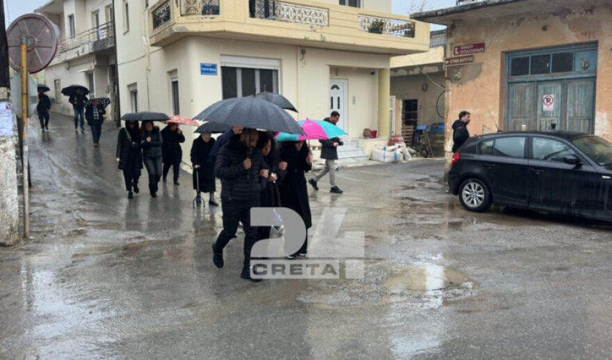 Θρήνος στην κηδεία της 43χρονης Ελευθερίας Γιακουμάκη, συντετριμμένη η οικογένειά της