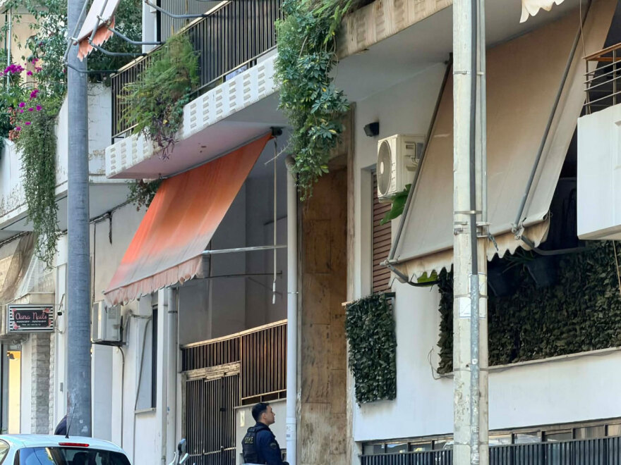 Θρίλερ στον Νέο Κόσμο: Έληξε η ομηρία της 81χρονης, παραμένει ταμπουρωμένος στο σπίτι με το όπλο του ο γιος της