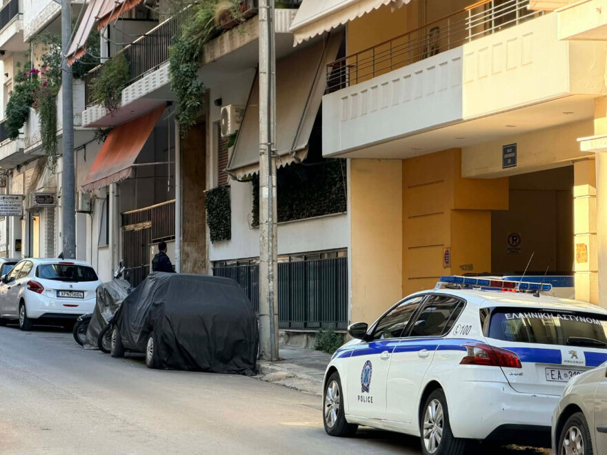 Θρίλερ στον Νέο Κόσμο: Έληξε η ομηρία της 81χρονης, παραμένει ταμπουρωμένος στο σπίτι με το όπλο του ο γιος της