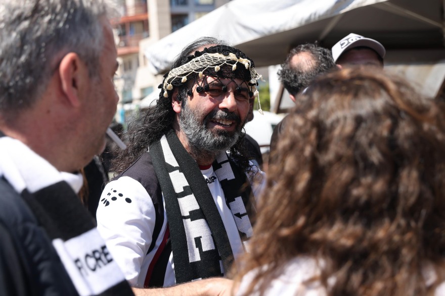 Οπαδοί του ΠΑΟΚ και του ΟΦΗ τραγουδούν αγκαλιά πριν από τον τελικό Κυπέλλου στον Βόλο, δείτε βίντεο και φωτογραφίες