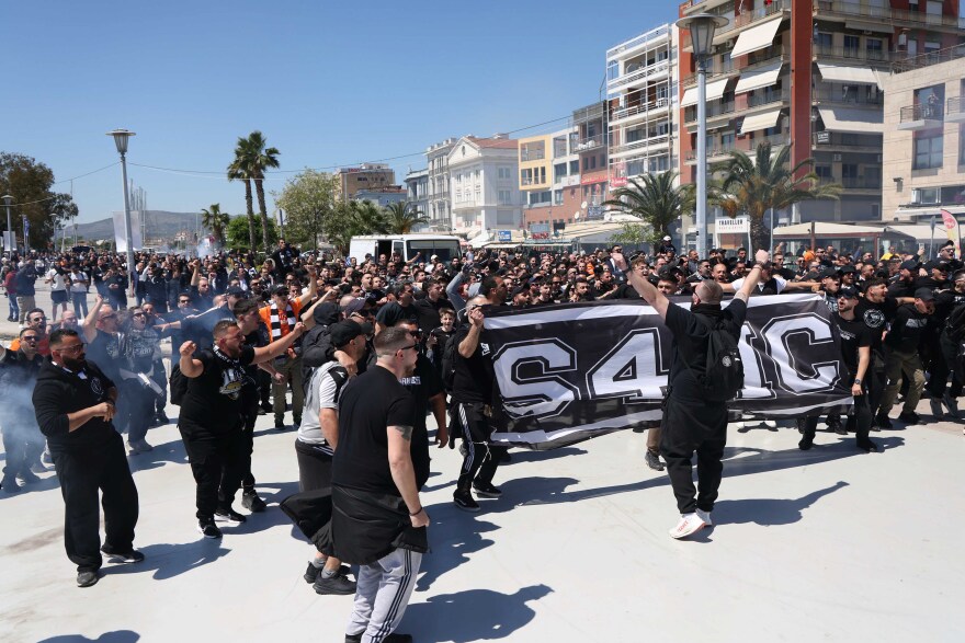 Οπαδοί του ΠΑΟΚ και του ΟΦΗ τραγουδούν αγκαλιά πριν από τον τελικό Κυπέλλου στον Βόλο, δείτε βίντεο και φωτογραφίες