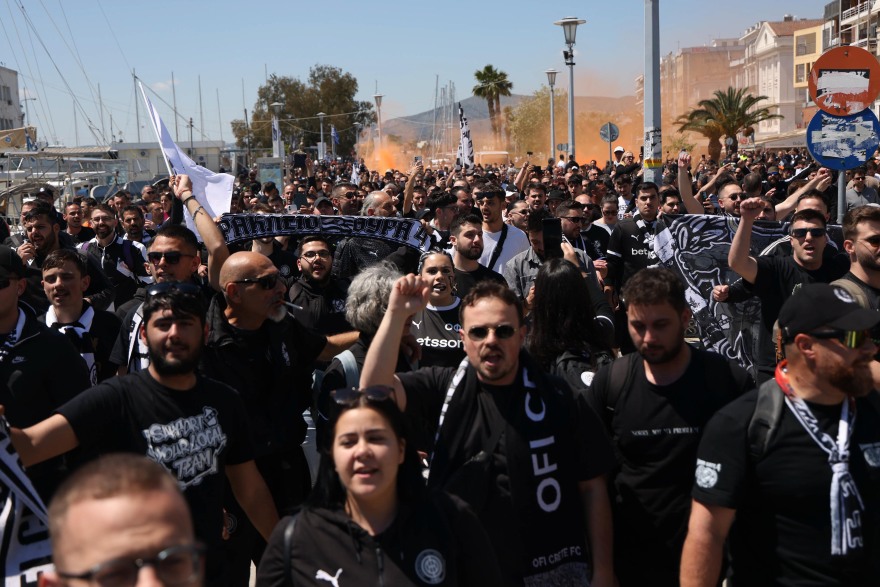 Οπαδοί του ΠΑΟΚ και του ΟΦΗ τραγουδούν αγκαλιά πριν από τον τελικό Κυπέλλου στον Βόλο, δείτε βίντεο και φωτογραφίες
