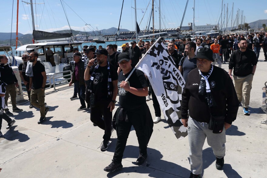 Οπαδοί του ΠΑΟΚ και του ΟΦΗ τραγουδούν αγκαλιά πριν από τον τελικό Κυπέλλου στον Βόλο, δείτε βίντεο και φωτογραφίες
