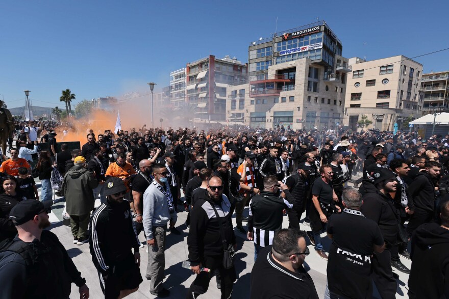 Οπαδοί του ΠΑΟΚ και του ΟΦΗ τραγουδούν αγκαλιά πριν από τον τελικό Κυπέλλου στον Βόλο, δείτε βίντεο και φωτογραφίες