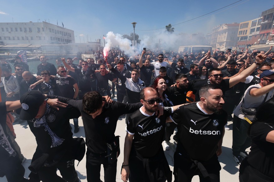 Οπαδοί του ΠΑΟΚ και του ΟΦΗ τραγουδούν αγκαλιά πριν από τον τελικό Κυπέλλου στον Βόλο, δείτε βίντεο και φωτογραφίες