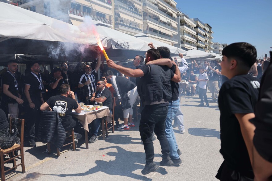 Οπαδοί του ΠΑΟΚ και του ΟΦΗ τραγουδούν αγκαλιά πριν από τον τελικό Κυπέλλου στον Βόλο, δείτε βίντεο και φωτογραφίες